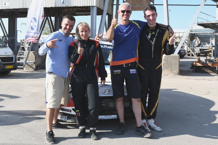 Jeannette Kvick og Simon Vallentin fejrede dagens resultat sammen med folkene fra det polske MSZ-team, som der har været samarbejdet med ved flere lejligheder
(Foto: MD/autoMOTIV)